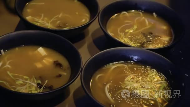 厨师用芝麻装饰味噌汤视频