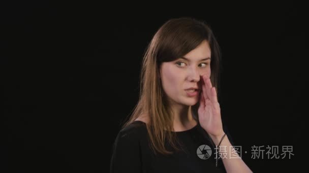 一位女士地学黑色背景视频