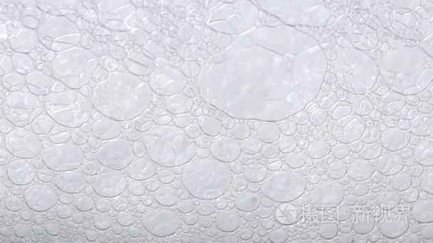 泡沫蓝色纹理肥皂气泡在水上视频