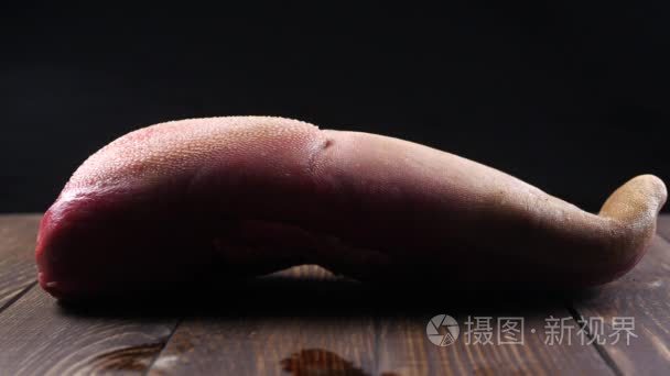 生牛肉粉红色牛舌黑色背景视频