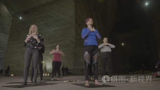 一组成年中年妇女在做瑜伽练习后, 在一个盐矿里用双臂敞开冥想视频
