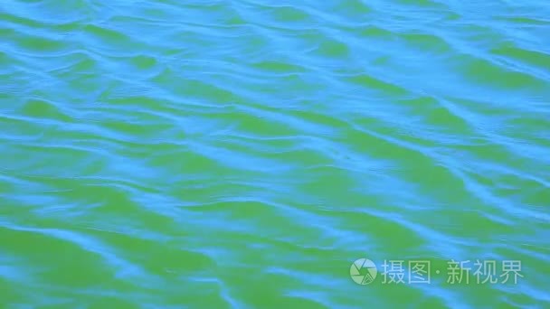 波浪和涟漪在蓝色水面上奔跑视频