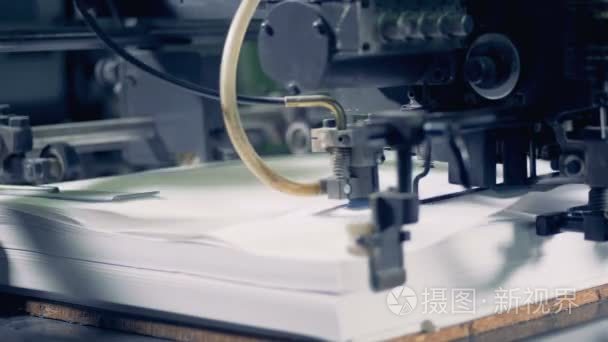 多张纸被工业机器高速偏移视频