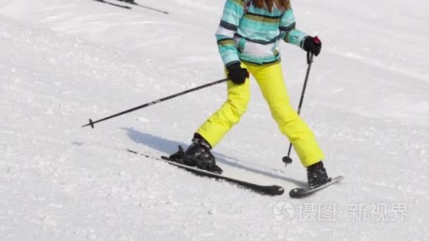 滑雪爱好者女孩下坡视频