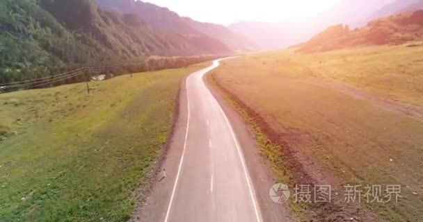 飞越山地沥青公路公路和草地视频