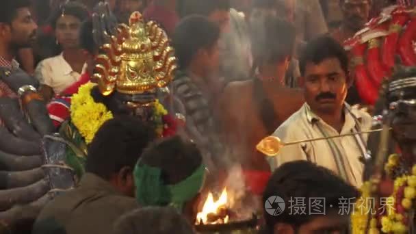 Kulasekharapatnam，印度2014 年 10 月 20 日 信徒在庙 Mutharamman 在 Thooth