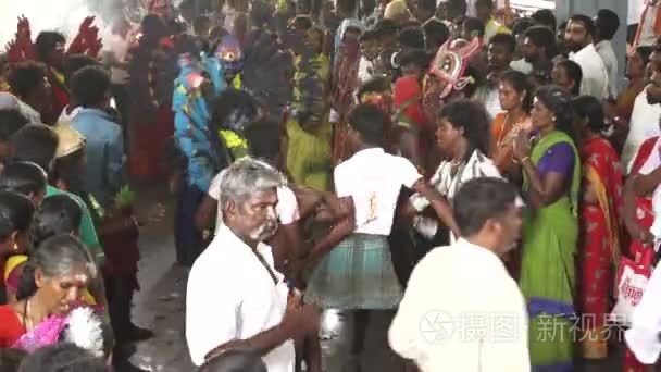 Kulasekharapatnam，印度-2014 年 10 月 20 日： 信徒在庙 Mutharamman 在 Thooth