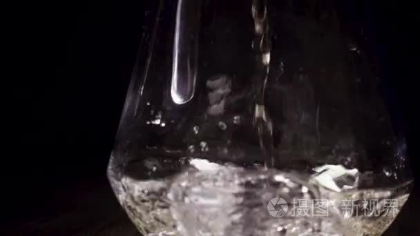 白酒倒入水瓶视频
