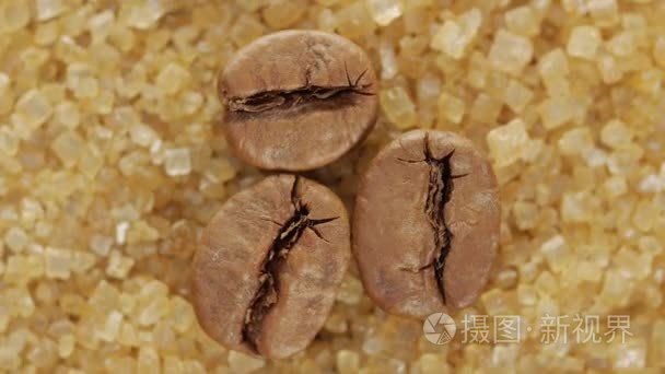 甜褐色糖晶体上的咖啡豆视频