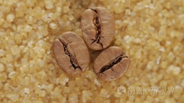 甜褐色糖晶体上的咖啡豆视频
