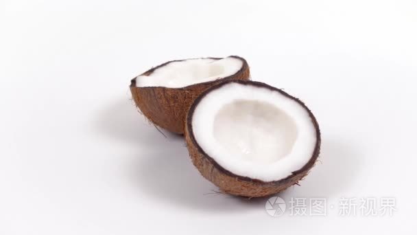 两个成熟的椰子一半与美味的纸浆旋转在白色孤立的背景。Loopable 无缝