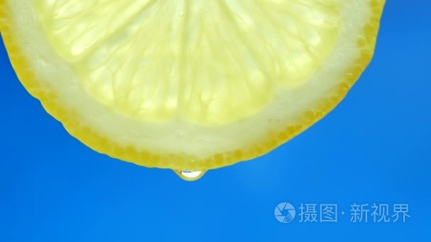 从柠檬片中滴下的纯净水或果汁视频