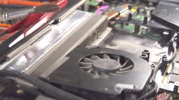 笔记本电脑在除尘服务中的拆卸视频