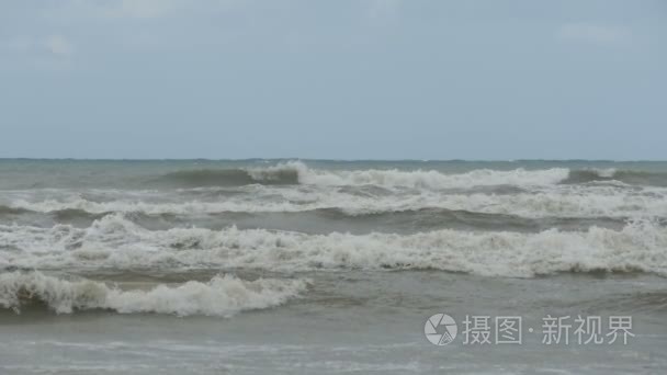 在暴风雨中缓慢的运动中波浪在海面上。大风从海里吹来。狂风在升起视频