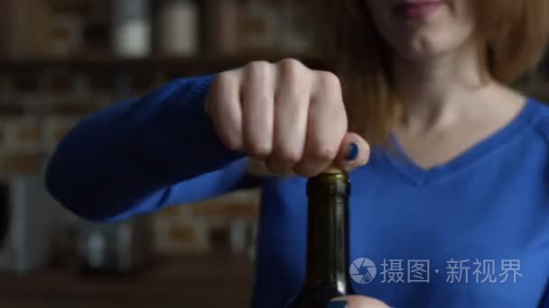 女性手在家里开红酒瓶