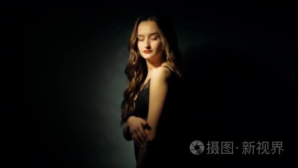 华丽的年轻女士卷曲的发型视频