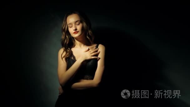 华丽的年轻女士卷曲的发型视频