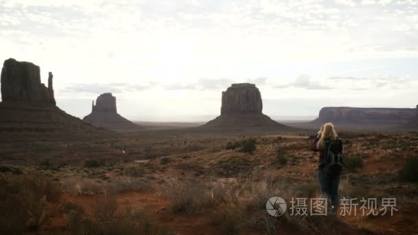 用照相机在纪念碑谷拍照的妇女视频