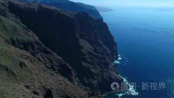 飞越高山的飞行视频