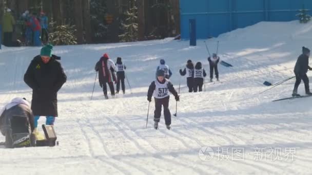 喀山  俄罗斯-2018年3月: 儿童参加者在大众滑雪马拉松