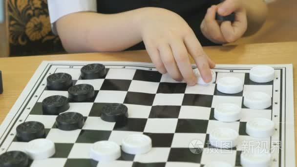 孩子在幼儿园在室内玩跳棋视频