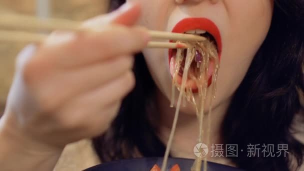 红唇女人吃韩国面条视频