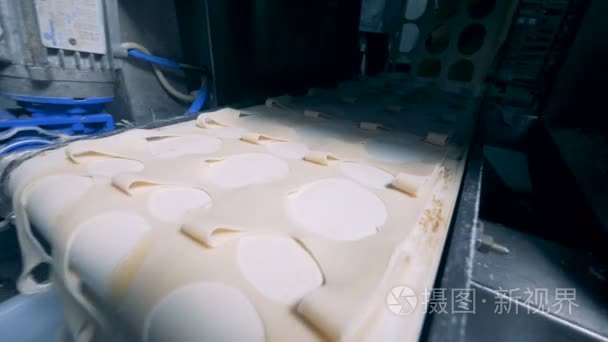 水饺的剩余面团落入塑料盒中视频