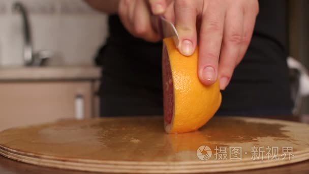 女人手切新鲜柚子在厨房视频