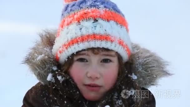 在冬天玩雪的小女孩