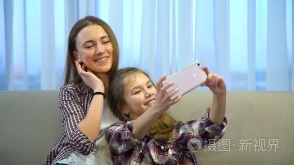 家庭休闲生活方式分享张贴自拍视频