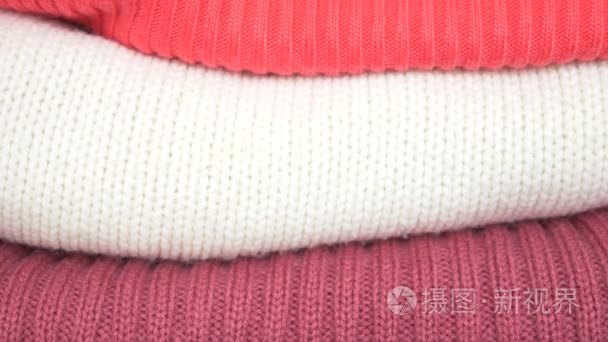 Knitten 的东西。毛衣堆在地上。4k特写慢动作舒适的季节性背景