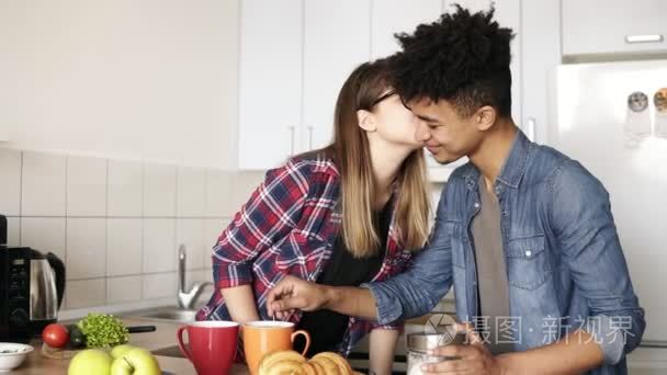 可爱的白人女孩与时髦的眼镜亲吻她的混血男友的脸颊上。一起吃午饭, 一起共度时光。情侣关系目标浪漫承诺