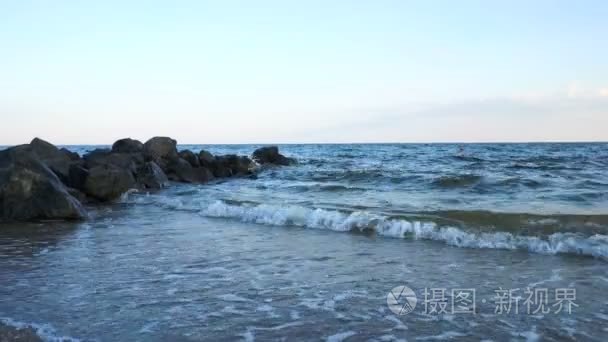 海浪在沙滩假日背景视频