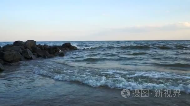 海浪在沙滩假日背景视频