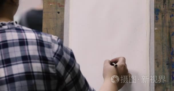 女画家画铅笔素描画画布画架视频