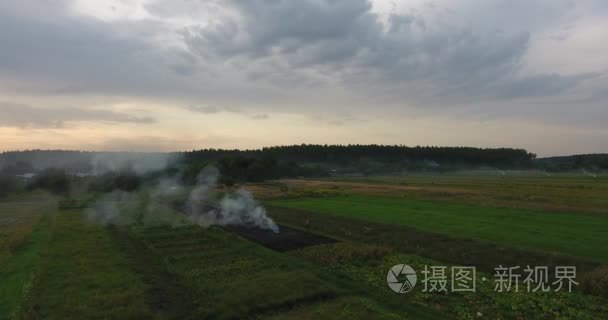 农民烧火烧农田的鸟瞰图视频