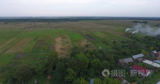 农民烧火烧农田的鸟瞰图