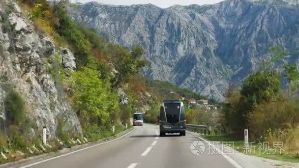 在黑山一条山路上行驶的客车