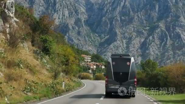在黑山一条山路上行驶的客车