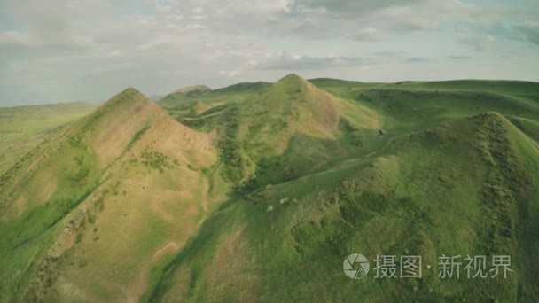 高加索山脉史诗般的飞行山丘和格鲁吉亚山谷美丽自然佐治亚动物水冷壁爆4k