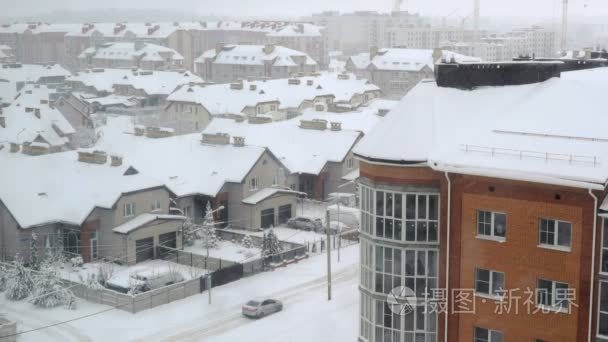 雪在别墅和多层的房子视频