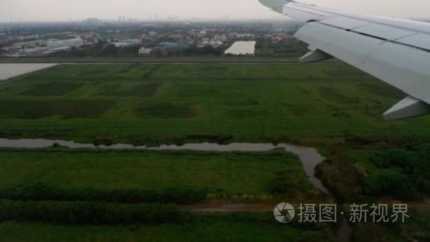 在雨中着陆前飞机接近视频