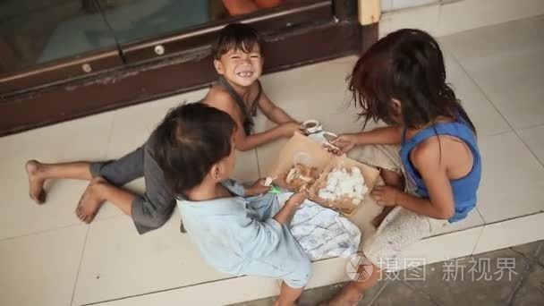 菲律宾马尼拉2018年1月5日 饥饿的无家可归的儿童贪婪地吃马尼拉街的大米残留视频