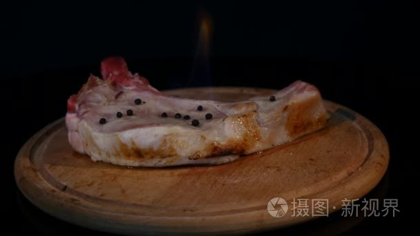 在砧板上旋转的火原肉片特写图视频