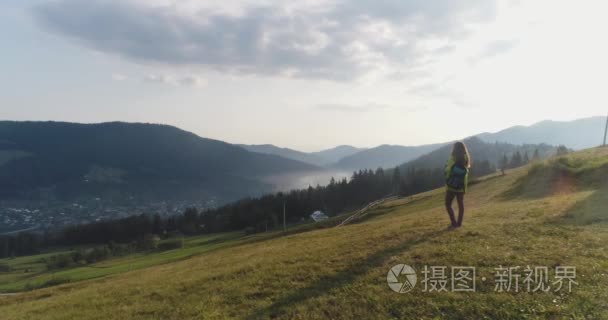 山上的女孩迎接日出视频