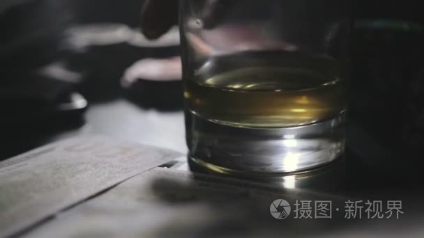 在一个黑暗的赌场扑克游戏视频