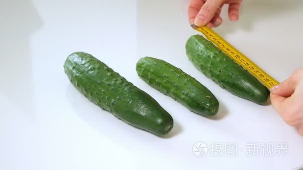 新鲜蔬菜测量了一个白色的米视频