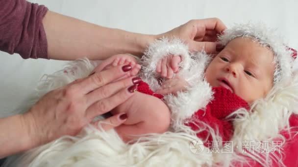 小婴儿装扮成圣诞老人视频