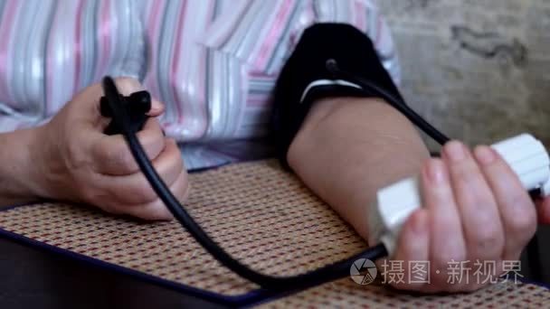 一个女人在家中自我测量血压视频