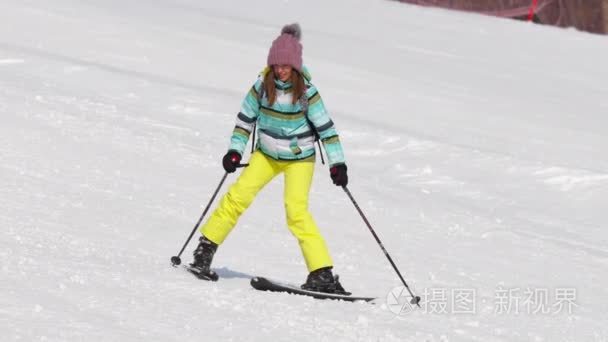 滑雪爱好者女孩下坡